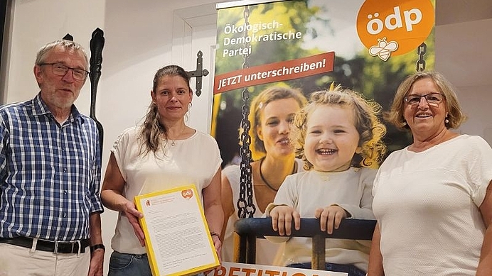 stellv. Landrätin Martha Altweck-Glöbl (rechts) mit der ÖDP-Landesvorsitzenden Agnes Becker und dem ehemaligen ÖDP-Landesvorsitzenden Bernhard G. Suttner