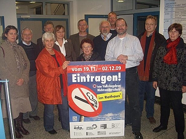 Die Erstunterzeichner des Volksbegehrens Nichtraucherschutz