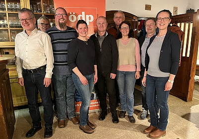 Der Kreisvorstand der ÖDP Regen mit den Rednern Agnes Becker und Dr. Norbert Schäffer im Amthof in Kirchberg i.W.