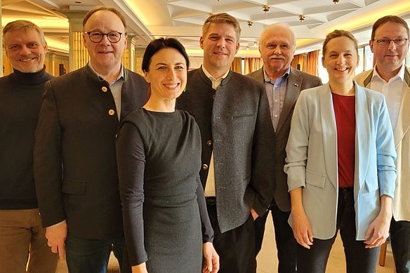 Die Passauer ÖDP-Europakandidatin Ronja Zöls-Biber (vorne) sprach erstmals am Politischen Aschermittwoch – zusammen mit (von rechts) dem bayerischen Europaspitzenkandidaten Dr. Michael Stöhr, der ÖDP-Bundesvorsitzenden Charlotte Schmid, Sepp Schmid, dem Vorsitzenden der Arbeitsgemeinschaft Bäuerliche Landwirtschaft (ABL) Sepp Schmid, dem bayerischen ÖDP-Parteichef Tobias Ruff, Bezirksrat Urban Mangold und Bezirksvorstandsmitglied Jörn Rüther. 