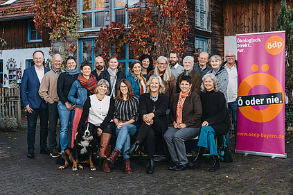 pitzenkandidatin Katharina Steininger, Annika Zwerenz, Diane Mohrhauer, Kreisrätin Anita Hofbauer und Bernadette Lentner. Hintere Reihe (von links): Das Wahlleitungsteam, bestehend aus Bezirksrat Urban Mangold, Kreisrat Walter Dankesreiter sowie der Kreistagsfraktionsvorsitzenden Agnes Becker mit den Stadtratskandidatinnen und –kandidaten (von links): Lena Altweger, Elmar und Roswitha Nothaft, Antje Epp, Edeltraud Ernecker, Petra Spanner, Christoph Klewar, Toni Aicher, Bündnis Waldschutz-Sprecher Dr. Herbert Wurster, Anja Kröninger und Michael Hinterheller