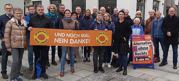 Kreisrätin Agnes Becker (vorne, 3.v.l.) , die Passauer ÖDP-Europakandidatin Ronja Zöls-Biber (vorne, rechts) und Bezirksrat Urban Mangold (rechts)